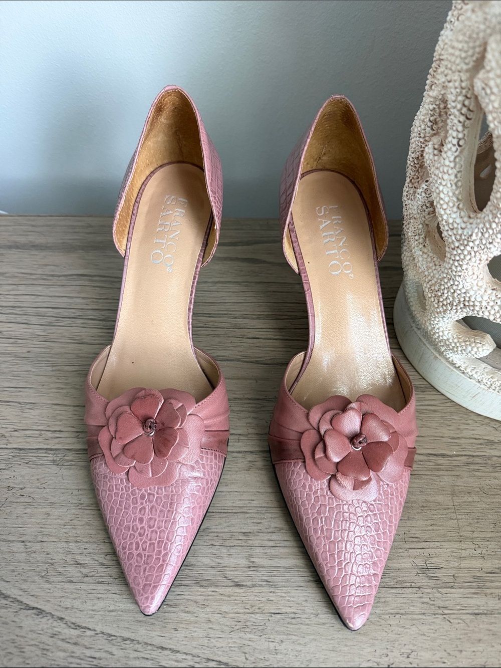 Franco Sarto Dusty Rose Pointed-Toe Kitten Heels with Floral Appliqué Size 9.5 - Picture 2 of 7